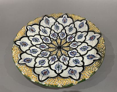 Grand plat en céramique émaillée , dans le...