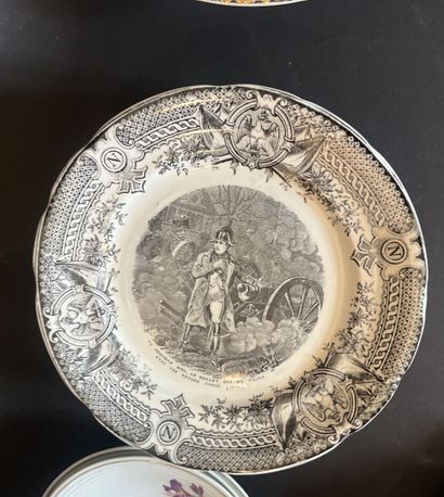 Lot d'assiettes dépareillées certaines accidentées...