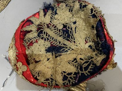 Lot de chapeaux et bijoux fantaisie de scène....
