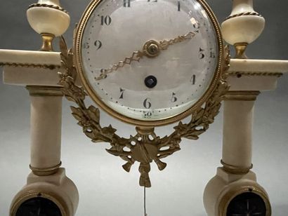 Pendule portique en marbre blanc, bronze...