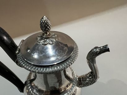 Cafetière balustre en argent, le déversoir...