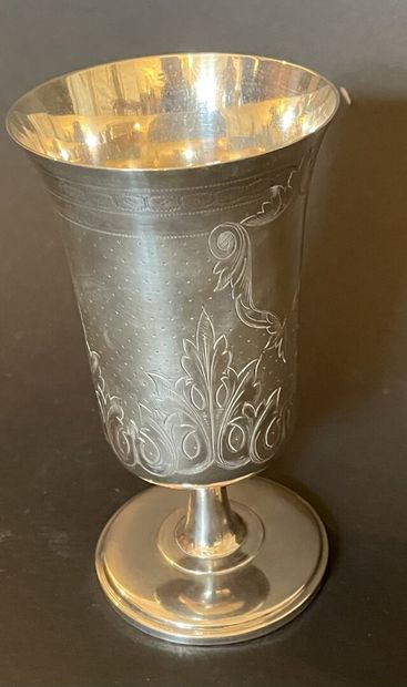 Timbale tulipe sur pied en argent.
Poids...