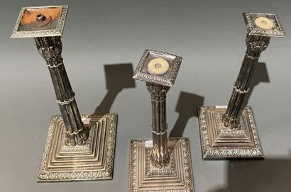 Suite de trois pieds de lampe en bronze argenté...