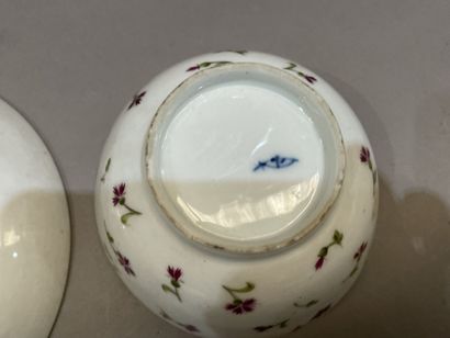 Tasse et sa sous tasse en porcelaine de Paris...