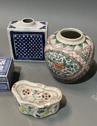Lot vases, boîtes, oreiller en porcelaine...