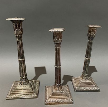 Suite de trois pieds de lampe en bronze argenté...