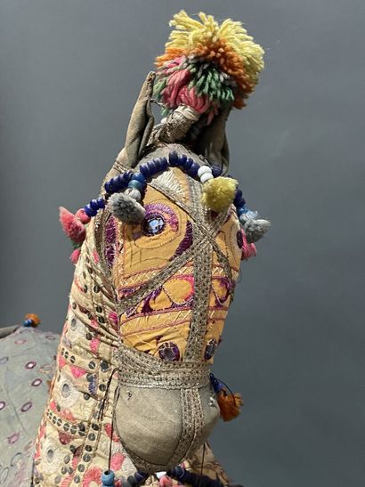 Cheval en patchwork de tissus, broderie et...