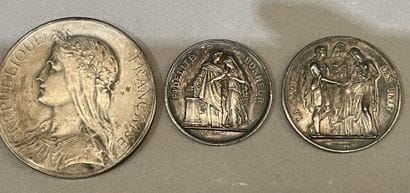 Lot de monnaies et médailles dont trois en...