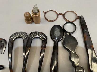 Lot de bibelots comprenant nécessaire de...