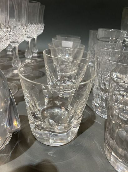 Lot de verres à pieds, certains en cristal...