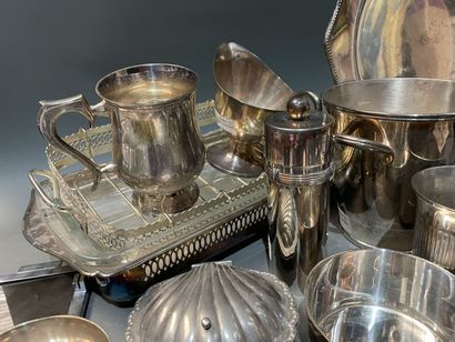 Lot de métal argenté : timbales, casseroles...
