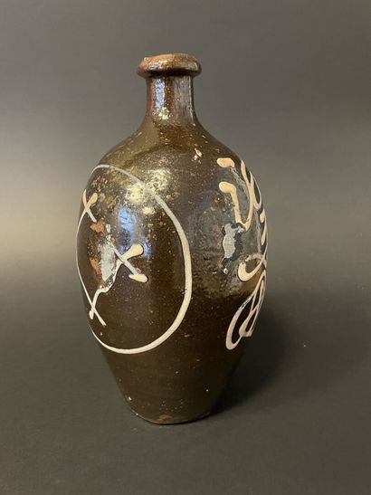JAPON
Vase bouteille en grès émaillé noir...
