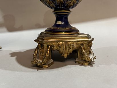Paire de vases en porcelaine de forme balustre...