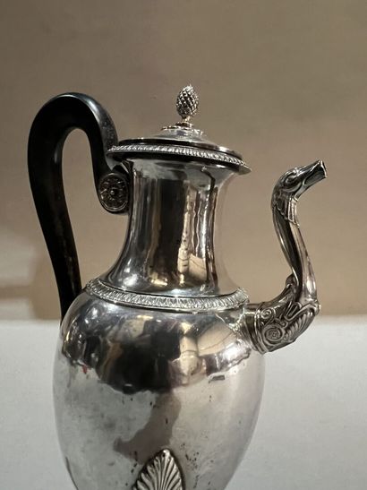 Cafetière balustre en argent, le déversoir...