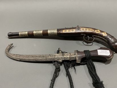 Pistolet en bois et incrustation d'os et...