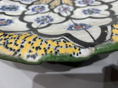 Grand plat en céramique émaillée , dans le...