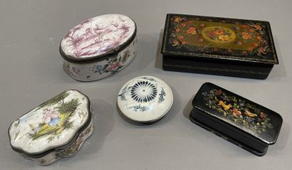 Petit lot de boîtes en faïence diverses et...