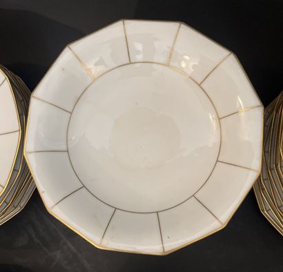 Partie de service de table en porcelaine...