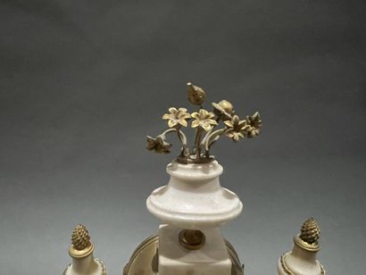 Pendule portique en marbre blanc, bronze...