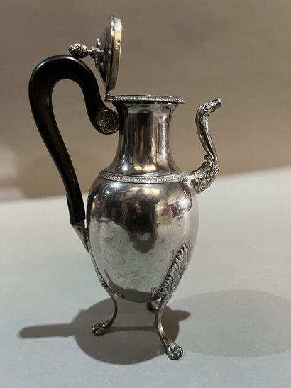Cafetière balustre en argent, le déversoir...
