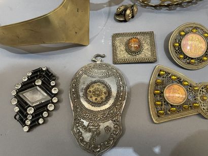 Lot de chapeaux et bijoux fantaisie de scène....