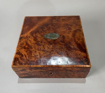 Coffret de forme carrée en placage ronce...