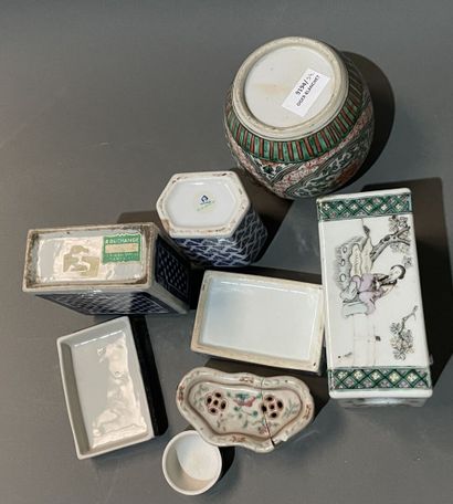 Lot vases, boîtes, oreiller en porcelaine...