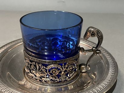 Huit montures de tasses à en métal argenté...