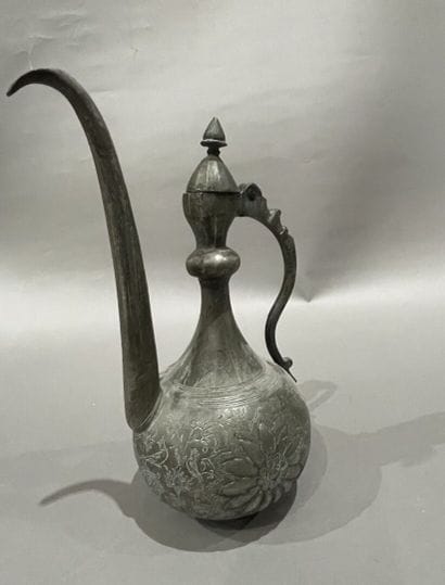 Grand plat en céramique émaillée , dans le...