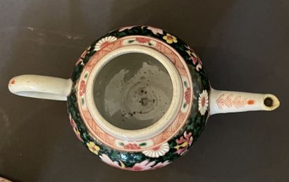 Petite théière en porcelaine à décor de pivoines.
Chine,...