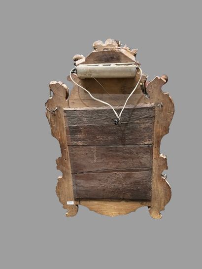 Miroir à parecloses en bois sculpté et doré...