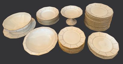 Partie de service de table en porcelaine...