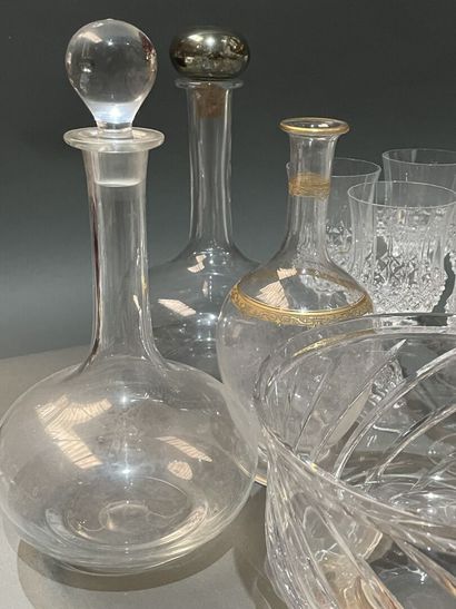 Lot de verres à pieds, certains en cristal...