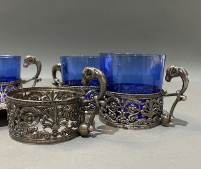 Huit montures de tasses à en métal argenté...