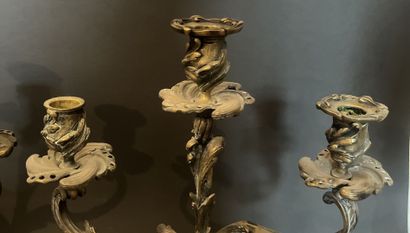 Paire de candélabres en métal à décor feuillagé...