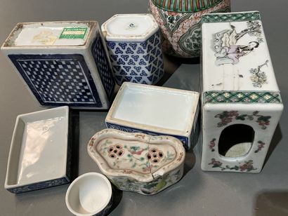 Lot vases, boîtes, oreiller en porcelaine...