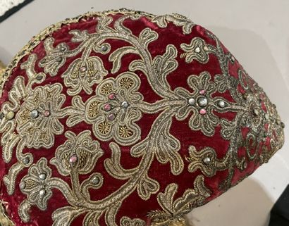 Lot de chapeaux et bijoux fantaisie de scène....