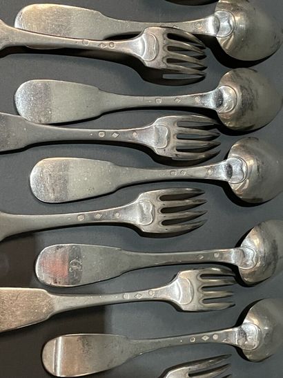 Douze couverts en argent modèle uniplat,
cinq...