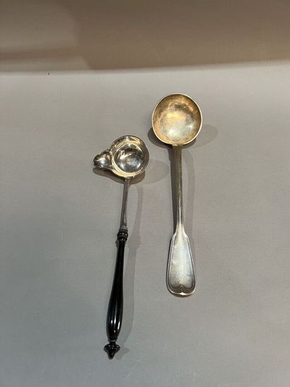 Louche à punch en argent, le manche en ébène...