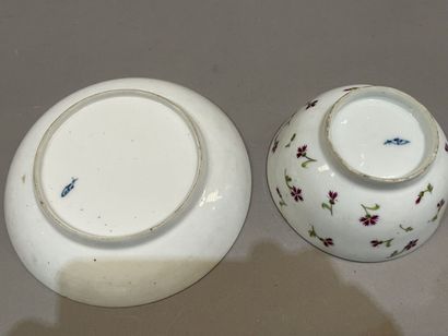 Tasse et sa sous tasse en porcelaine de Paris...