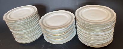 Partie de service de table en porcelaine...