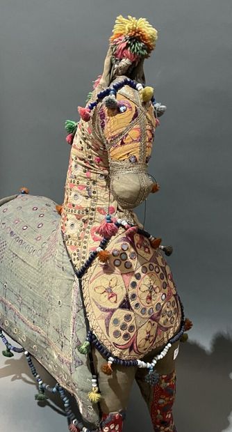 Cheval en patchwork de tissus, broderie et...