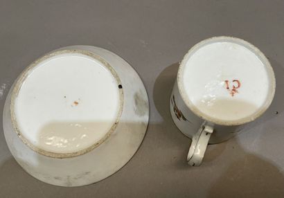 Tasse et sa sous tasse en porcelaine de Paris...