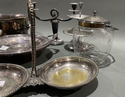 Lot de métal argenté : coupes, bougeoir et...