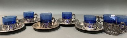 Huit montures de tasses à en métal argenté...