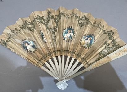 Lot d'éventails dont deux en plumes d'autruche...