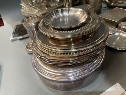 Lot de métal argenté : timbales, casseroles...