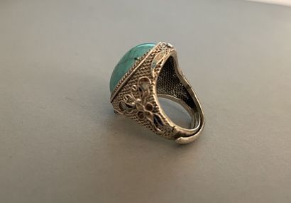 Bague ornée d'une turquoise cabochon sur...