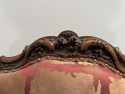 Paire de grands fauteuils en noyer richement...