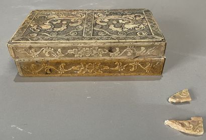 Coffret en stéatite crème le couvercle sculpté...